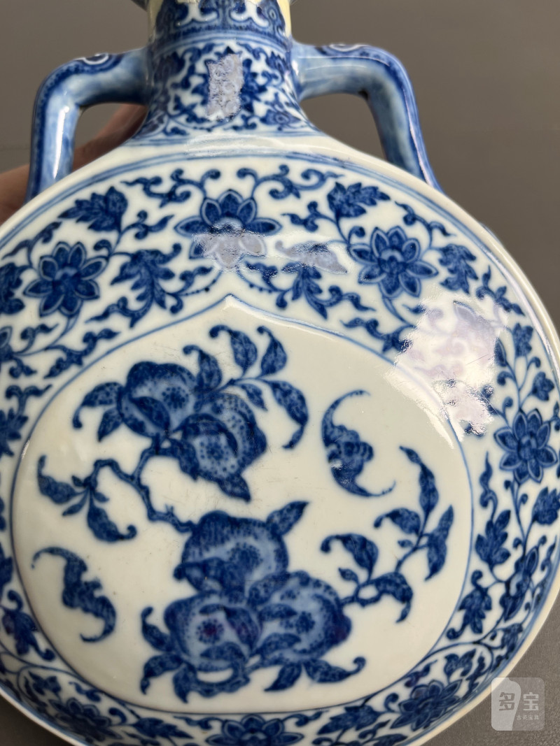 清乾隆  青花缠枝花卉福寿纹抱月瓶 - 图10